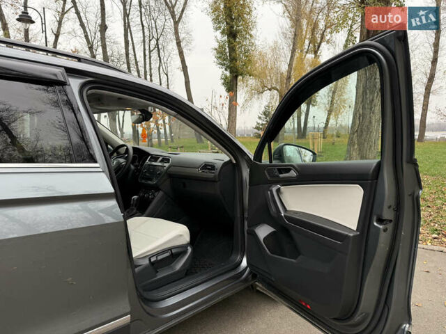 Сірий Фольксваген Тігуан, об'ємом двигуна 2 л та пробігом 212 тис. км за 16900 $, фото 62 на Automoto.ua