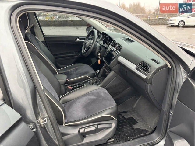 Серый Фольксваген Тигуан, объемом двигателя 2 л и пробегом 65 тыс. км за 18200 $, фото 17 на Automoto.ua