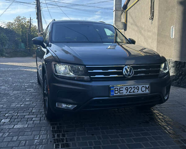 Сірий Фольксваген Тігуан, об'ємом двигуна 1.98 л та пробігом 68 тис. км за 17000 $, фото 1 на Automoto.ua