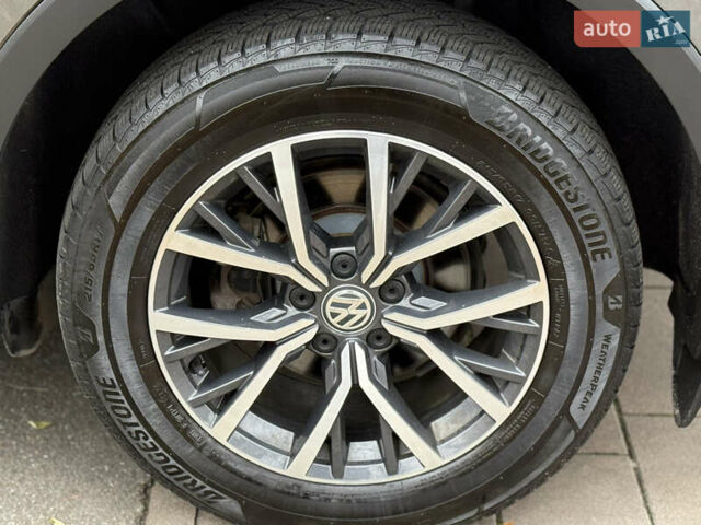 Сірий Фольксваген Тігуан, об'ємом двигуна 2 л та пробігом 212 тис. км за 16900 $, фото 24 на Automoto.ua