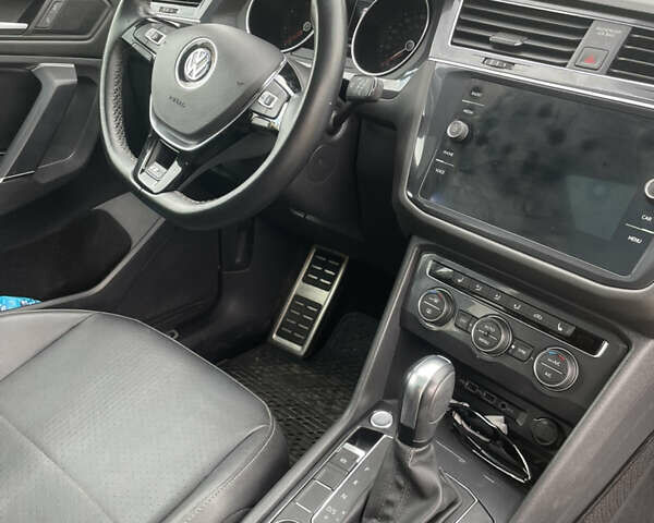 Серый Фольксваген Тигуан, объемом двигателя 1.98 л и пробегом 129 тыс. км за 23000 $, фото 11 на Automoto.ua