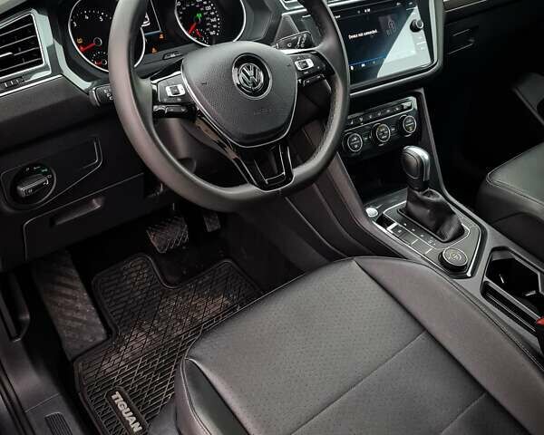 Серый Фольксваген Тигуан, объемом двигателя 2 л и пробегом 122 тыс. км за 20500 $, фото 9 на Automoto.ua