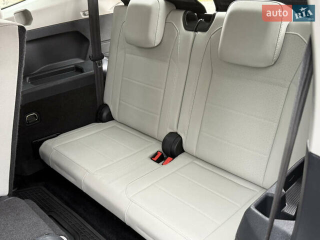 Сірий Фольксваген Тігуан, об'ємом двигуна 2 л та пробігом 212 тис. км за 16900 $, фото 56 на Automoto.ua