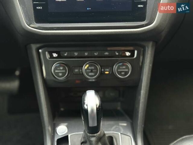 Сірий Фольксваген Тігуан, об'ємом двигуна 1.98 л та пробігом 173 тис. км за 16999 $, фото 74 на Automoto.ua