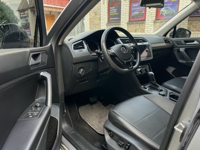 Серый Фольксваген Тигуан, объемом двигателя 2 л и пробегом 225 тыс. км за 18700 $, фото 9 на Automoto.ua