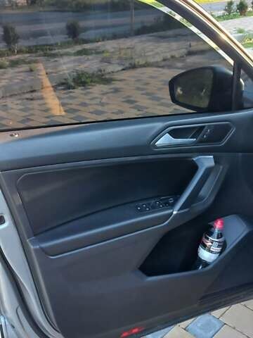 Сірий Фольксваген Тігуан, об'ємом двигуна 1.98 л та пробігом 210 тис. км за 17000 $, фото 5 на Automoto.ua