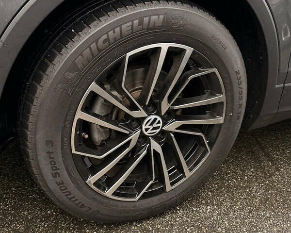 Серый Фольксваген Тигуан, объемом двигателя 1.97 л и пробегом 99 тыс. км за 30000 $, фото 5 на Automoto.ua