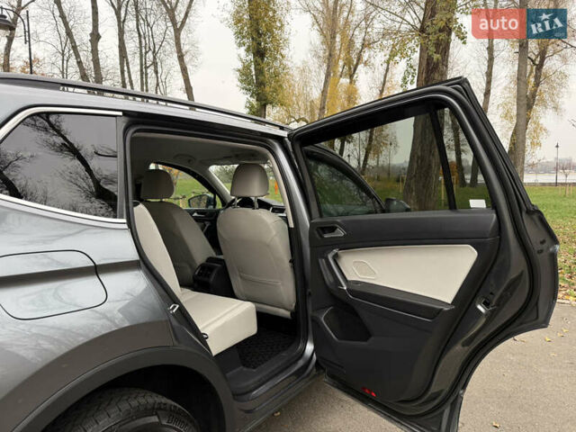 Сірий Фольксваген Тігуан, об'ємом двигуна 2 л та пробігом 212 тис. км за 16900 $, фото 60 на Automoto.ua