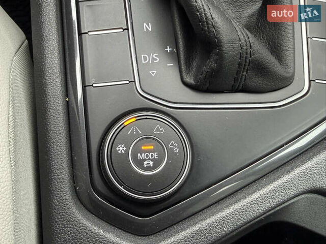 Сірий Фольксваген Тігуан, об'ємом двигуна 2 л та пробігом 212 тис. км за 16900 $, фото 40 на Automoto.ua