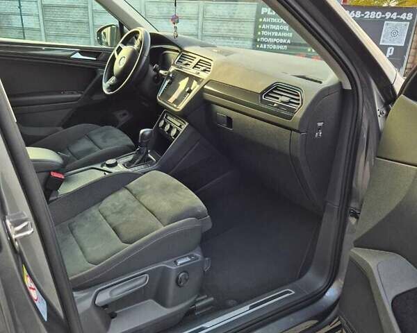 Серый Фольксваген Тигуан, объемом двигателя 1.98 л и пробегом 71 тыс. км за 33000 $, фото 2 на Automoto.ua