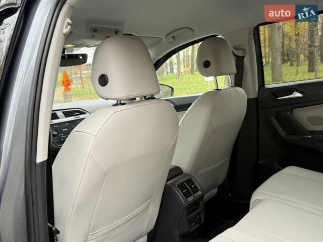 Сірий Фольксваген Тігуан, об'ємом двигуна 2 л та пробігом 212 тис. км за 16900 $, фото 46 на Automoto.ua