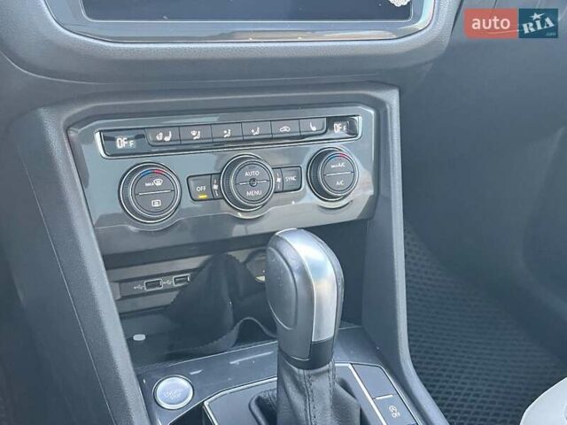 Сірий Фольксваген Тігуан, об'ємом двигуна 1.98 л та пробігом 118 тис. км за 28000 $, фото 29 на Automoto.ua