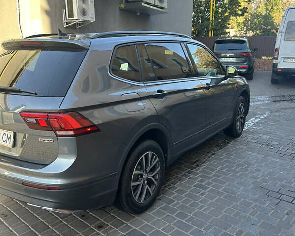 Сірий Фольксваген Тігуан, об'ємом двигуна 1.98 л та пробігом 68 тис. км за 17000 $, фото 4 на Automoto.ua