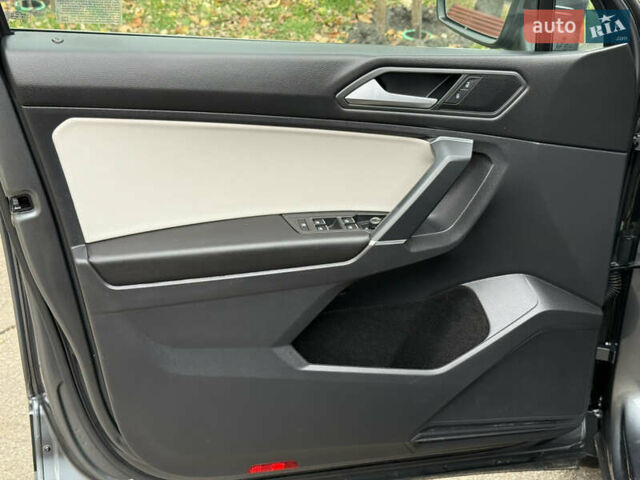 Сірий Фольксваген Тігуан, об'ємом двигуна 2 л та пробігом 212 тис. км за 16900 $, фото 28 на Automoto.ua