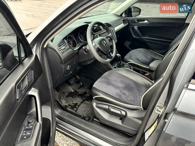 Серый Фольксваген Тигуан, объемом двигателя 2 л и пробегом 65 тыс. км за 18200 $, фото 13 на Automoto.ua