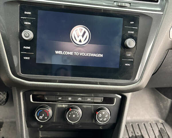 Серый Фольксваген Тигуан, объемом двигателя 2 л и пробегом 65 тыс. км за 18200 $, фото 19 на Automoto.ua