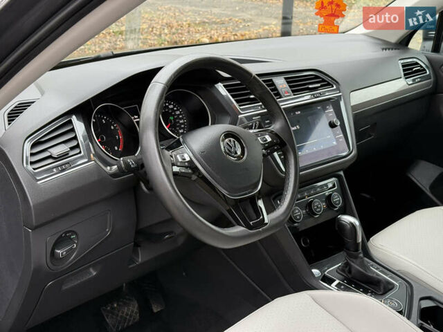 Сірий Фольксваген Тігуан, об'ємом двигуна 2 л та пробігом 212 тис. км за 16900 $, фото 30 на Automoto.ua