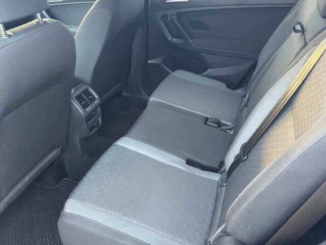 Сірий Фольксваген Тігуан, об'ємом двигуна 2 л та пробігом 34 тис. км за 12000 $, фото 10 на Automoto.ua