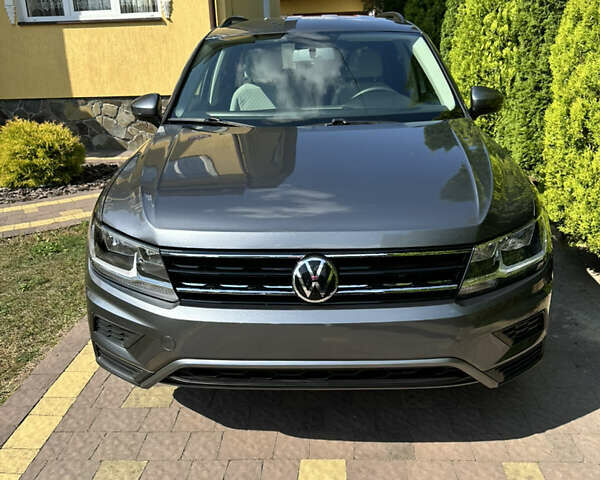 Серый Фольксваген Тигуан, объемом двигателя 2 л и пробегом 109 тыс. км за 16900 $, фото 1 на Automoto.ua