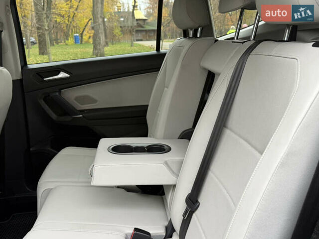 Сірий Фольксваген Тігуан, об'ємом двигуна 2 л та пробігом 212 тис. км за 16900 $, фото 47 на Automoto.ua