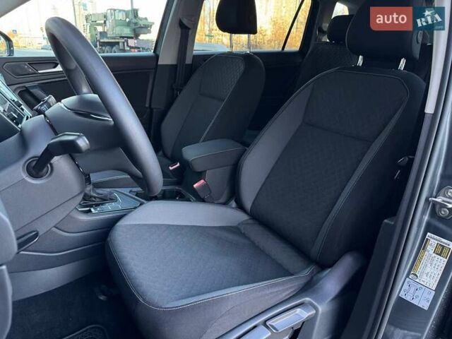 Серый Фольксваген Тигуан, объемом двигателя 2 л и пробегом 53 тыс. км за 18900 $, фото 36 на Automoto.ua