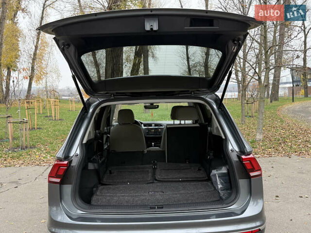 Сірий Фольксваген Тігуан, об'ємом двигуна 2 л та пробігом 212 тис. км за 16900 $, фото 52 на Automoto.ua