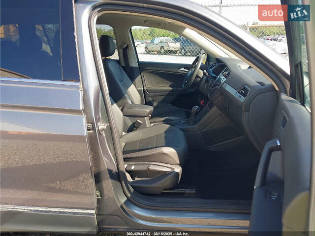 Серый Фольксваген Тигуан, объемом двигателя 0 л и пробегом 42 тыс. км за 5000 $, фото 3 на Automoto.ua