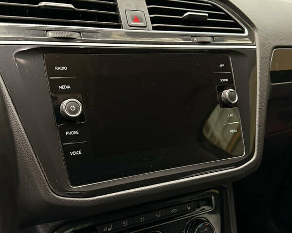 Серый Фольксваген Тигуан, объемом двигателя 1.97 л и пробегом 99 тыс. км за 30000 $, фото 7 на Automoto.ua