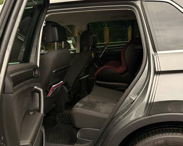 Серый Фольксваген Тигуан, объемом двигателя 1.97 л и пробегом 99 тыс. км за 30000 $, фото 4 на Automoto.ua