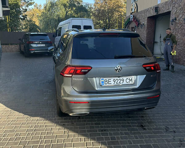 Сірий Фольксваген Тігуан, об'ємом двигуна 1.98 л та пробігом 68 тис. км за 17000 $, фото 2 на Automoto.ua