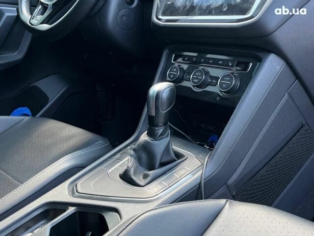 Серый Фольксваген Тигуан, объемом двигателя 2 л и пробегом 135 тыс. км за 23690 $, фото 35 на Automoto.ua