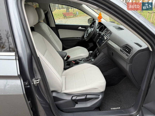 Сірий Фольксваген Тігуан, об'ємом двигуна 2 л та пробігом 212 тис. км за 16900 $, фото 64 на Automoto.ua