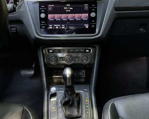 Серый Фольксваген Тигуан, объемом двигателя 1.98 л и пробегом 103 тыс. км за 31000 $, фото 22 на Automoto.ua