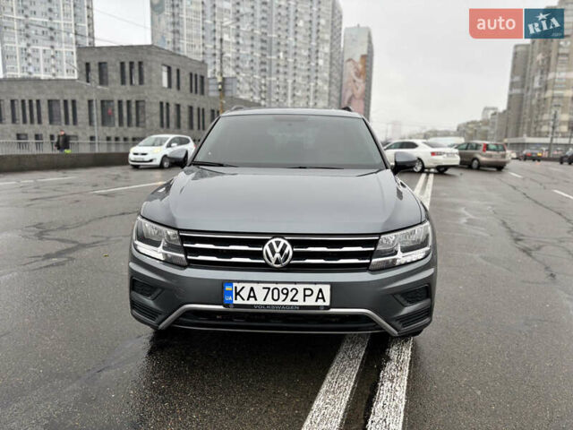 Серый Фольксваген Тигуан, объемом двигателя 2 л и пробегом 65 тыс. км за 18200 $, фото 3 на Automoto.ua