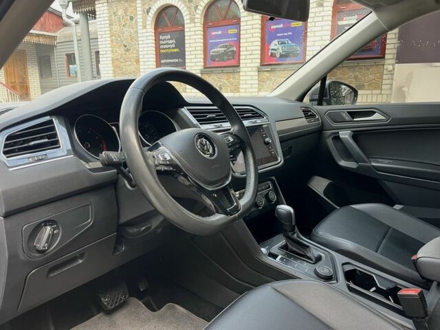 Серый Фольксваген Тигуан, объемом двигателя 2 л и пробегом 225 тыс. км за 18700 $, фото 10 на Automoto.ua