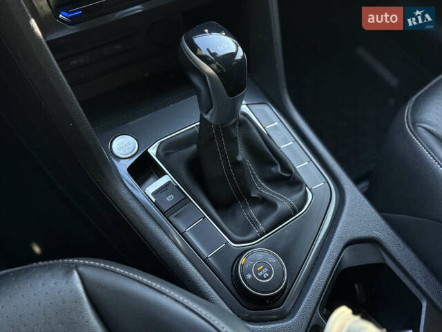 Серый Фольксваген Тигуан, объемом двигателя 2 л и пробегом 120 тыс. км за 23500 $, фото 26 на Automoto.ua