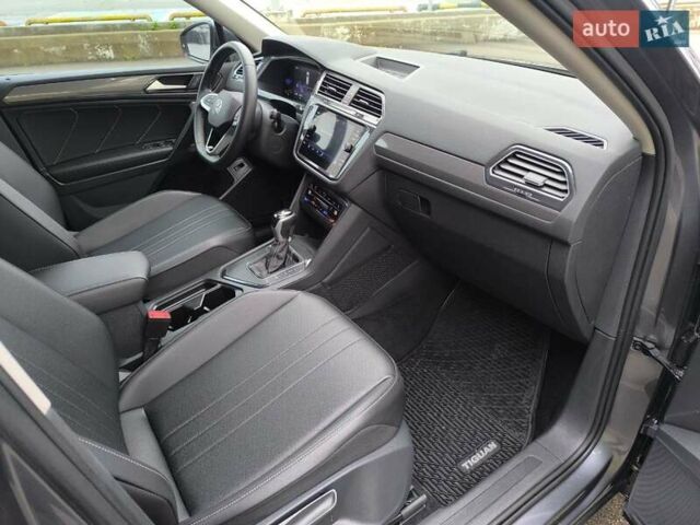 Сірий Фольксваген Тігуан, об'ємом двигуна 2 л та пробігом 63 тис. км за 23400 $, фото 26 на Automoto.ua