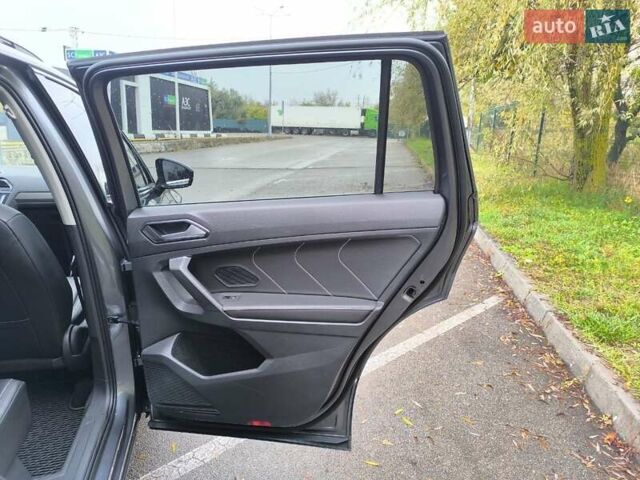 Сірий Фольксваген Тігуан, об'ємом двигуна 2 л та пробігом 63 тис. км за 23400 $, фото 22 на Automoto.ua