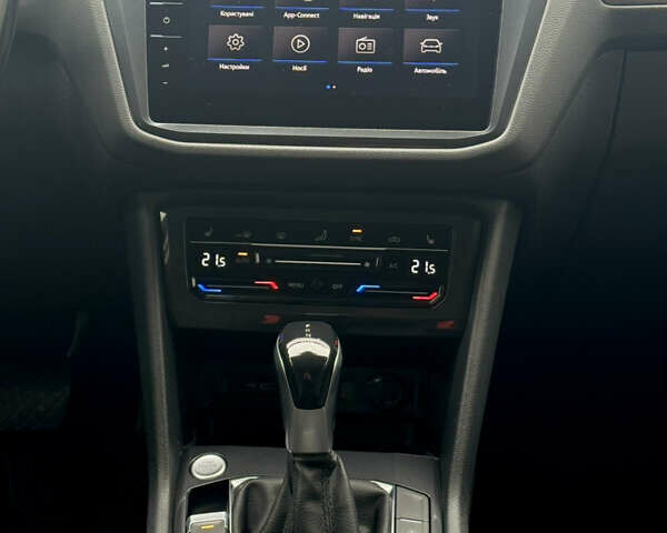 Сірий Фольксваген Тігуан, об'ємом двигуна 2 л та пробігом 204 тис. км за 34499 $, фото 32 на Automoto.ua