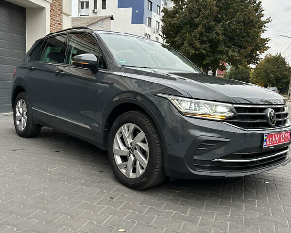 Серый Фольксваген Тигуан, объемом двигателя 2 л и пробегом 194 тыс. км за 31500 $, фото 1 на Automoto.ua