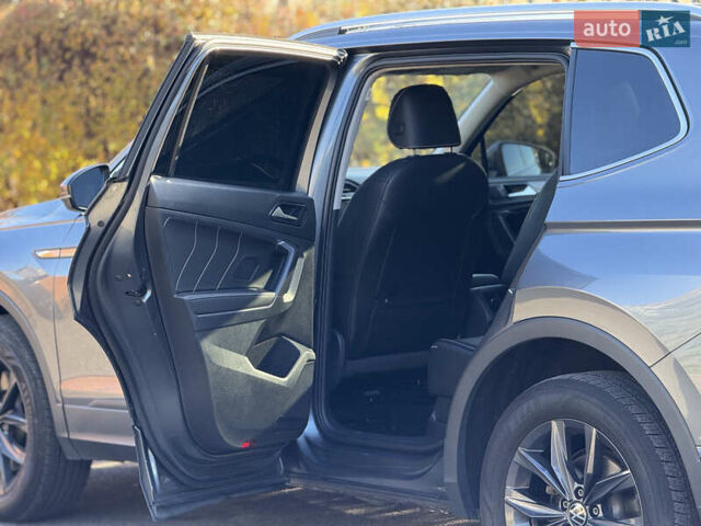 Серый Фольксваген Тигуан, объемом двигателя 2 л и пробегом 120 тыс. км за 23500 $, фото 24 на Automoto.ua