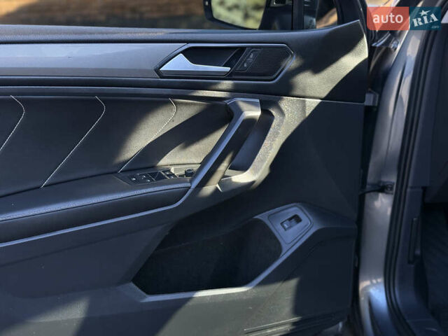 Серый Фольксваген Тигуан, объемом двигателя 2 л и пробегом 120 тыс. км за 23500 $, фото 28 на Automoto.ua