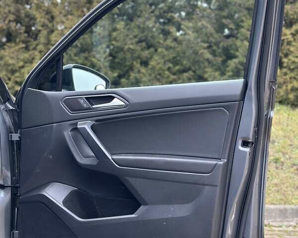 Серый Фольксваген Тигуан, объемом двигателя 2 л и пробегом 67 тыс. км за 25999 $, фото 22 на Automoto.ua