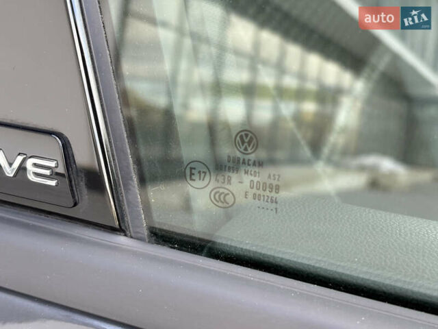 Серый Фольксваген Тигуан, объемом двигателя 2 л и пробегом 176 тыс. км за 27950 $, фото 33 на Automoto.ua
