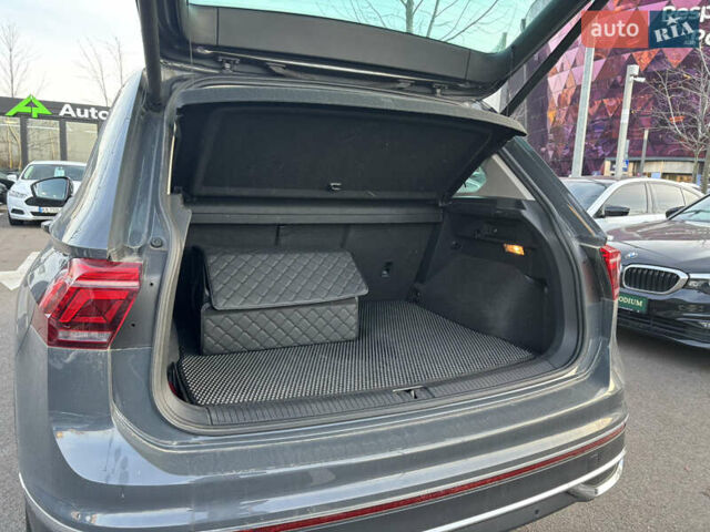 Серый Фольксваген Тигуан, объемом двигателя 1.97 л и пробегом 180 тыс. км за 31000 $, фото 31 на Automoto.ua