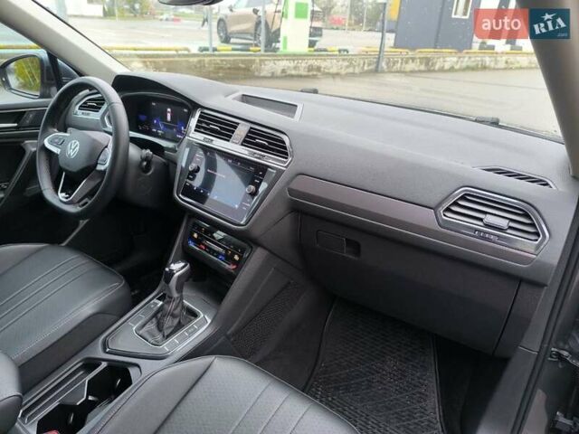 Сірий Фольксваген Тігуан, об'ємом двигуна 2 л та пробігом 63 тис. км за 23400 $, фото 27 на Automoto.ua