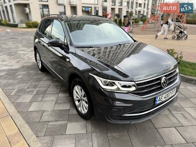 Серый Фольксваген Тигуан, объемом двигателя 1.97 л и пробегом 51 тыс. км за 34500 $, фото 3 на Automoto.ua