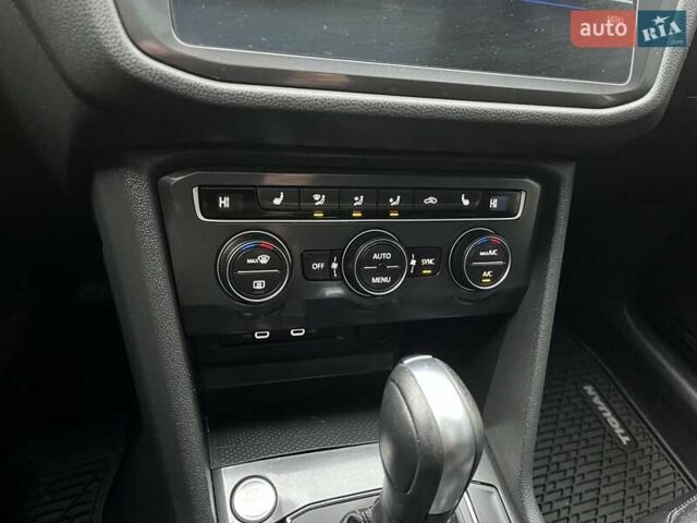 Серый Фольксваген Тигуан, объемом двигателя 2 л и пробегом 119 тыс. км за 19500 $, фото 47 на Automoto.ua