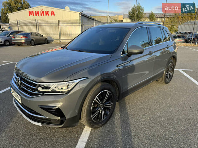 Серый Фольксваген Тигуан, объемом двигателя 1.97 л и пробегом 30 тыс. км за 35000 $, фото 2 на Automoto.ua