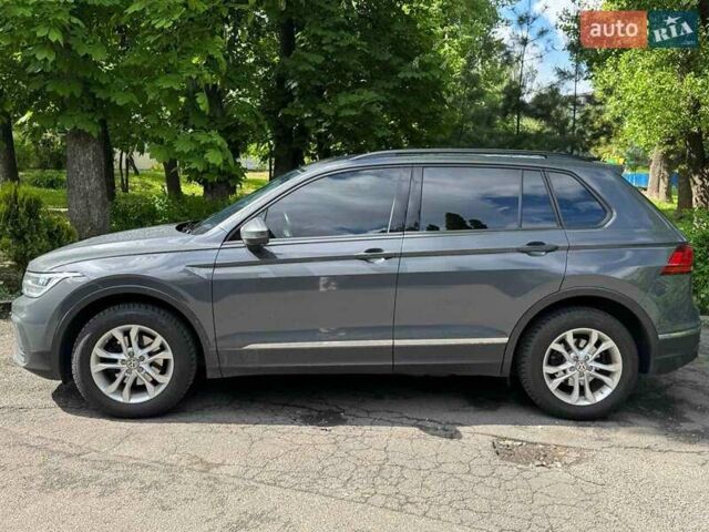 Сірий Фольксваген Тігуан, об'ємом двигуна 1.98 л та пробігом 130 тис. км за 27000 $, фото 2 на Automoto.ua